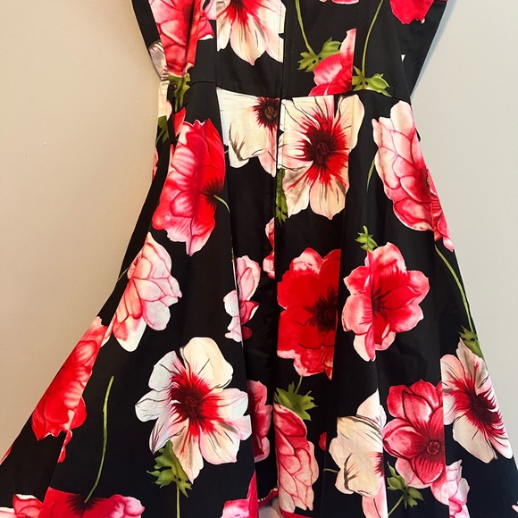 Le Chateau strapless summer dress with crinoline. Comes with a belt - Picture 3 of 4